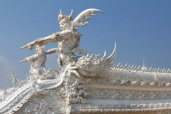 The snow-white roof of a palace in the form of a flying demon — Stock Photo, Image