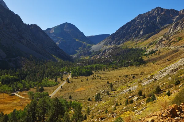 Enorme valle pittoresca in montagna — Foto Stock