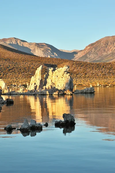 Mono lake stalagmity tufu při západu slunce. — Stock fotografie