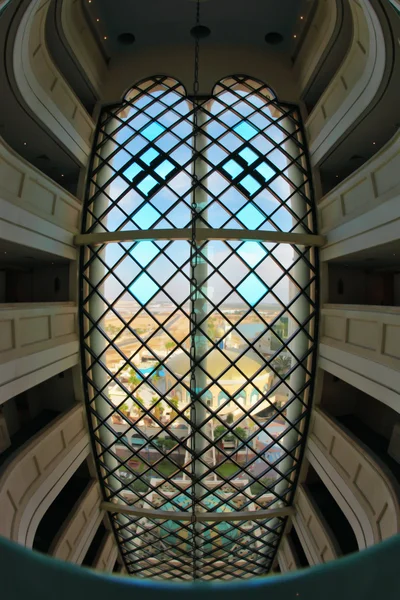 床と大きな窓のあるホテル — ストック写真