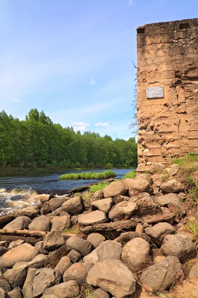 Tok řeky na staré zničené dam — Stock fotografie