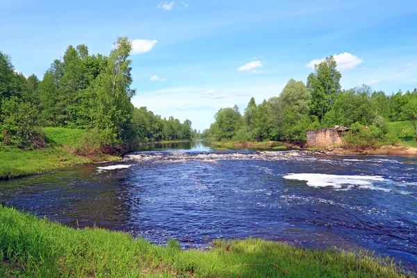 Flod flöde på gamla förstörda dam — Stockfoto