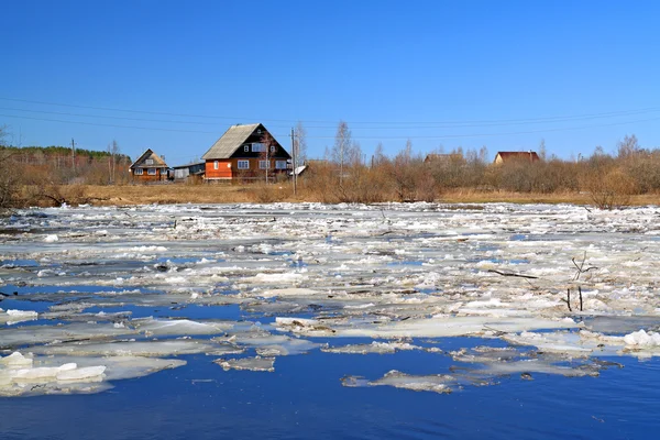 Лед в реке — стоковое фото