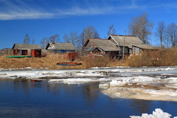 La conducción del hielo en el río a la voluntad a las aldeas —  Fotos de Stock
