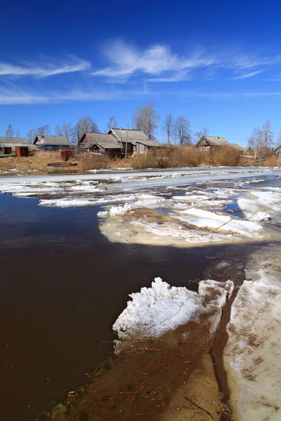 Körning av is på floden till kommer till byarna — Stockfoto