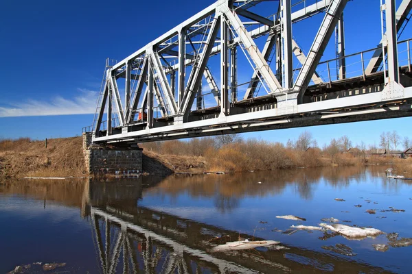 Vasúti híd, kis folyón — Stock Fotó