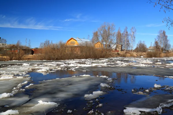 Вождение льда на реке рядом с деревнями — стоковое фото