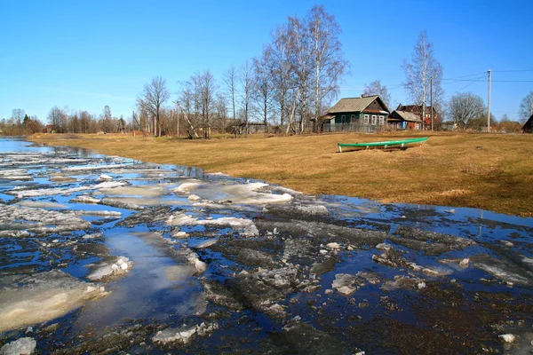 驾驶冰的河上，将向村庄 — 图库照片