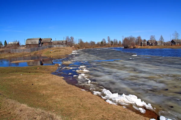 Řízení ledu na řece na vůli obce — Stock fotografie