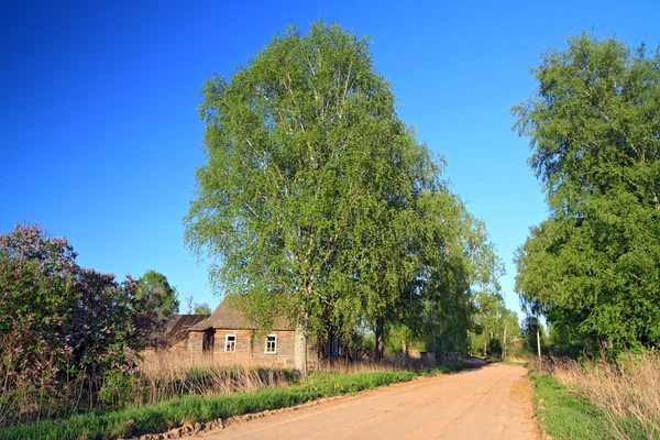 Route sablonneuse dans village abandonné — Photo