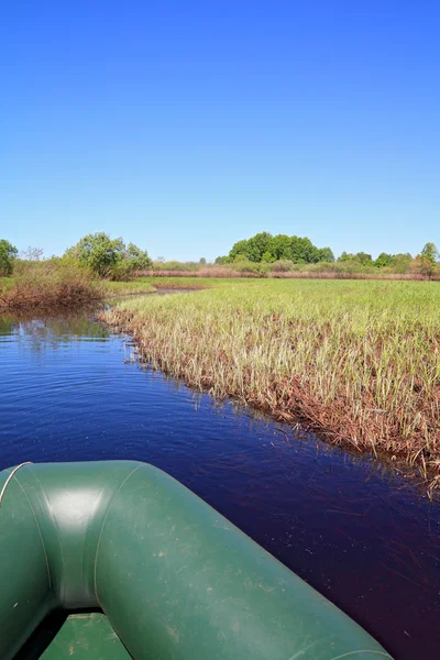 Barco verde en el pequeño río — Foto de Stock