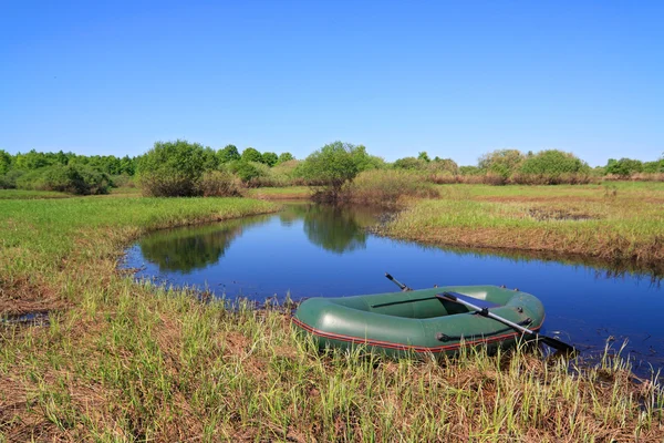 Barco verde en el pequeño río — Foto de Stock