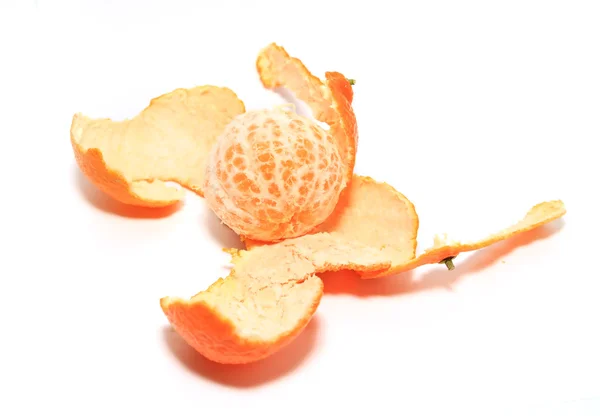 Tangerina laranja sobre fundo branco — Fotografia de Stock
