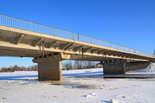 Автомобильный мост через реку — стоковое фото