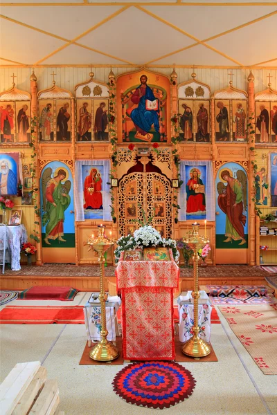 Interiér venkovské ortodoxní křesťanská církev — Stock fotografie