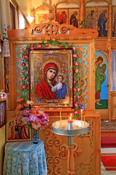Interior igreja cristã ortodoxa rural — Fotografia de Stock