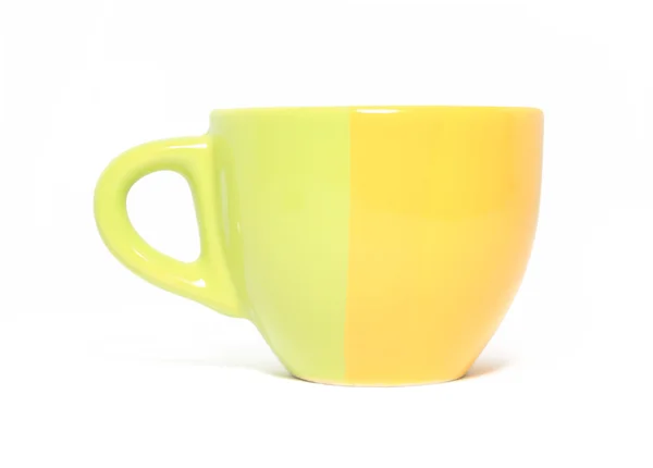 Gelbe Tasse auf weißem Hintergrund — Stockfoto