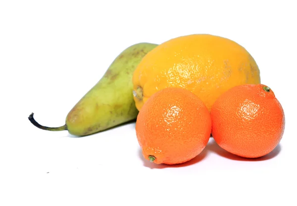 Poire, mandarine et citron sur fond blanc — Photo