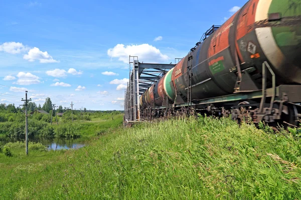 Tren de mercancías cerca del puente ferroviario —  Fotos de Stock