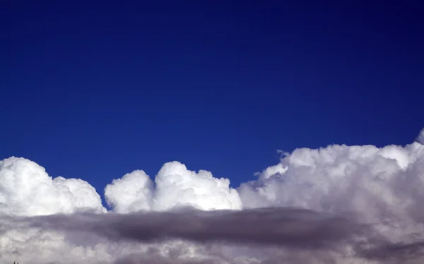 Chmury burzowej w błękitne niebo — Zdjęcie stockowe