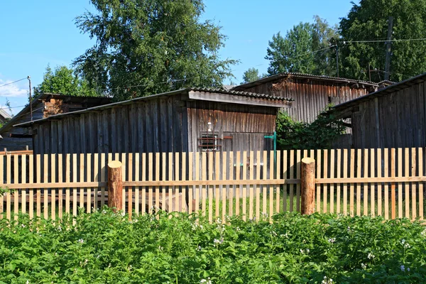 Nuova recinzione in legno nell'orto rurale — Foto Stock
