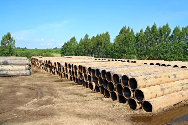 Velhos tubos de gás na estrada suja — Fotografia de Stock