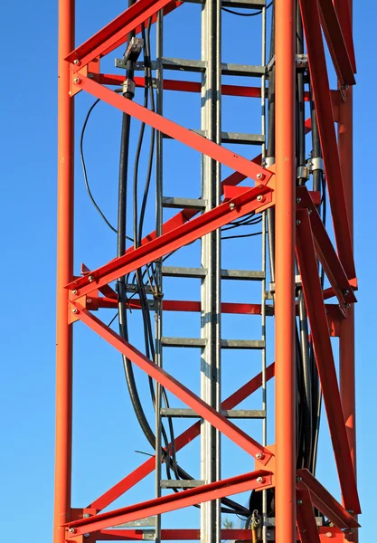 Antena vermelha no fundo azul — Fotografia de Stock