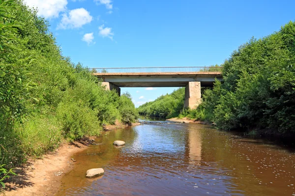 Régi autó híd-kis folyón — Stock Fotó