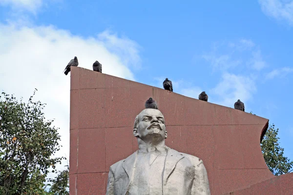 도시는 기념물 레닌에 비둘기 — 스톡 사진