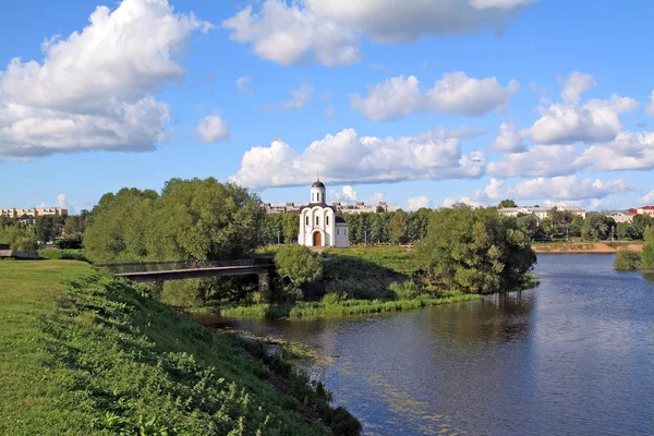 Nehir kıyısında Hıristiyan Kilisesi — Stok fotoğraf