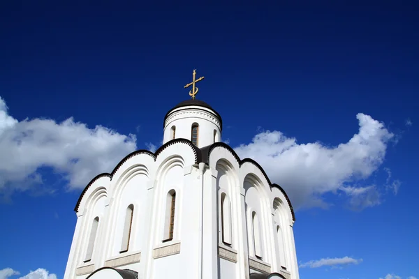Chiesa ortodossa cristiana su sfondo celeste — Foto Stock