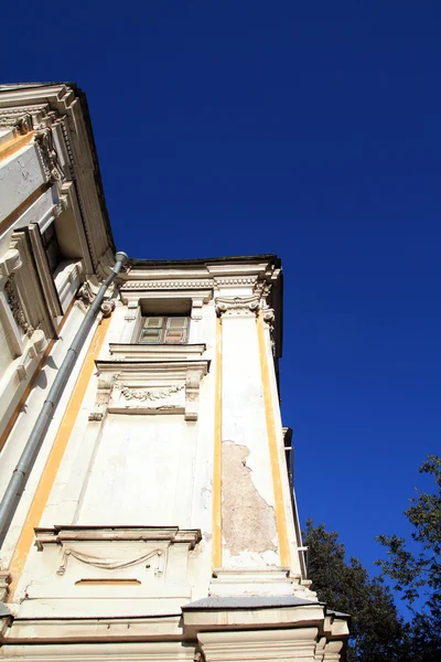 Edifício de tijolo antigo no fundo azul — Fotografia de Stock