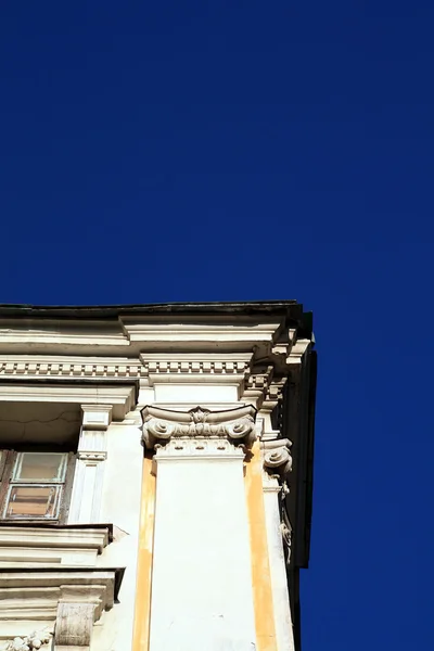 Stare cegły budynek na niebieskim tle — Zdjęcie stockowe