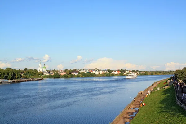 Motor schip op rivier — Stockfoto