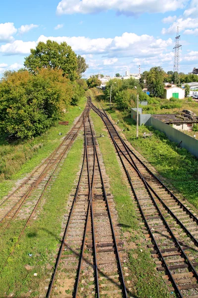 Spoorwegen in de buurt van landelijke treinstation — Stockfoto
