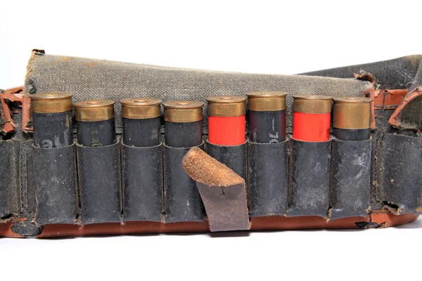 Cinturón de cartucho viejo sobre fondo blanco — Foto de Stock