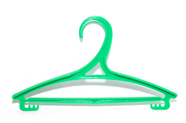 白い背景の上の緑の洋服ハンガー — ストック写真