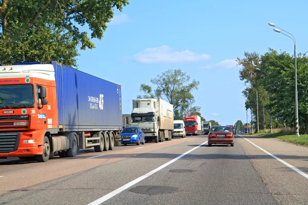 Carros de carga na estrada de asfalto — Fotografia de Stock