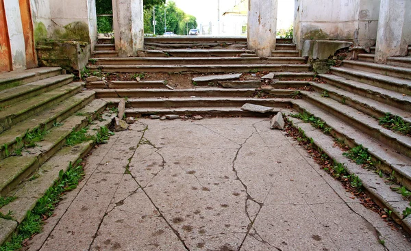 Starzenie się klatek schodowych w budynku zniszczony — Zdjęcie stockowe