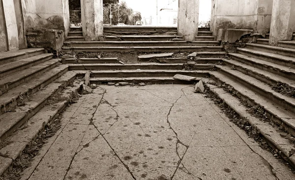 Öregedés lépcső elpusztult épület, szépia — Stock Fotó