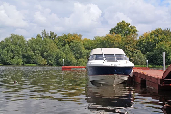 Barco a motor en muelle de río —  Fotos de Stock