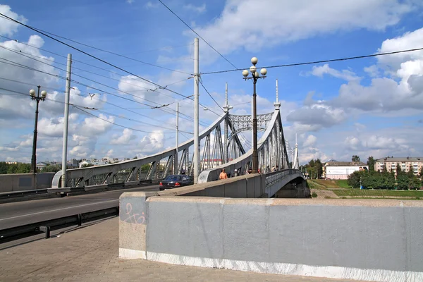 Городской мост через маленькую реку — стоковое фото
