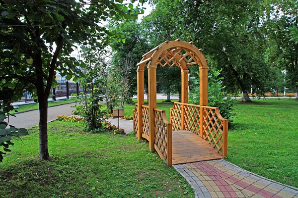 Dřevěná chata v městském parku — Stock fotografie