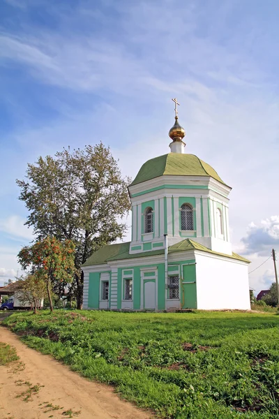 Христианская православная церковь на зеленом холме — стоковое фото