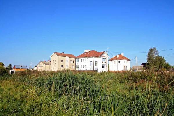 Új házak közelében zöld marsh — Stock Fotó