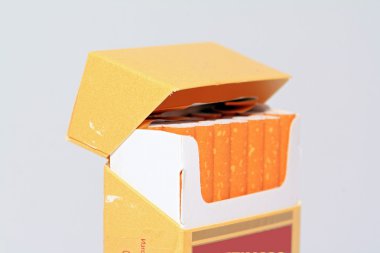 sigara paketi gri arka plan üzerinde