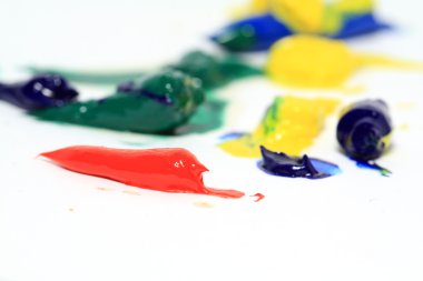 beyaz zemin üzerine yağlı boya