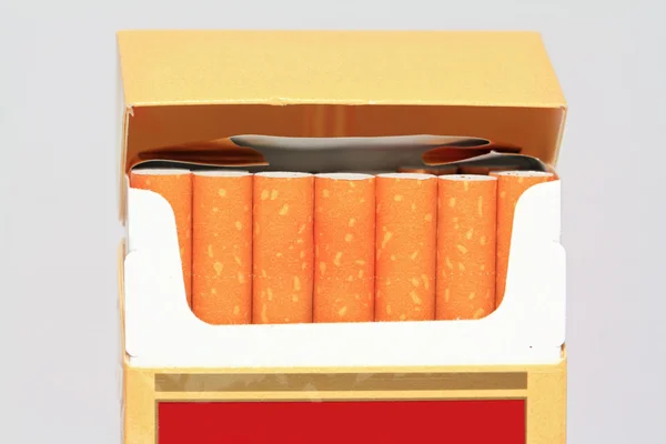 Paquete de cigarrillos sobre fondo gris — Foto de Stock