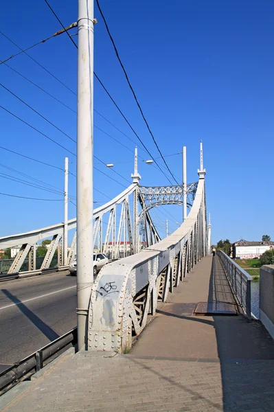 Puente de la ciudad a través de pequeño río —  Fotos de Stock