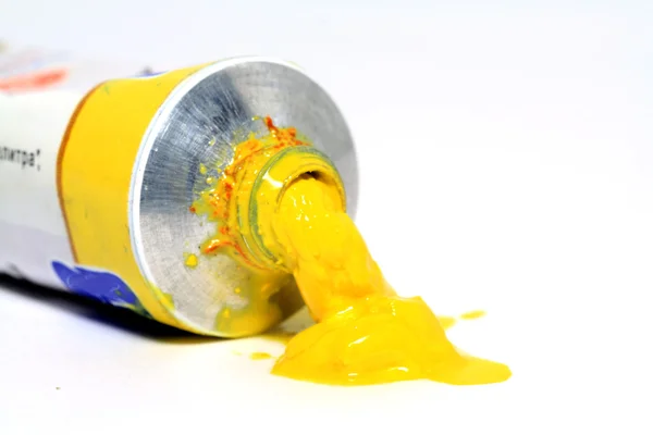 Beyaz arkaplanda sarı boya — Stok fotoğraf